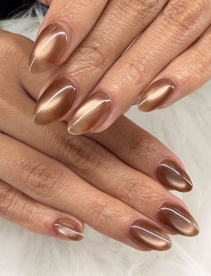 Bronze cat-eye almond nails